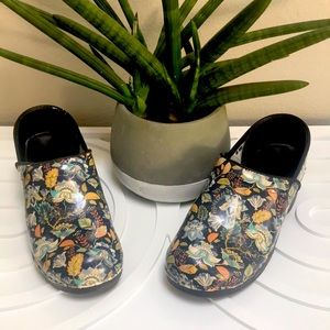 Bjork Women’s 41 / 42 BJORK Swedish clogs floral shoes leather US 10 / 10.5